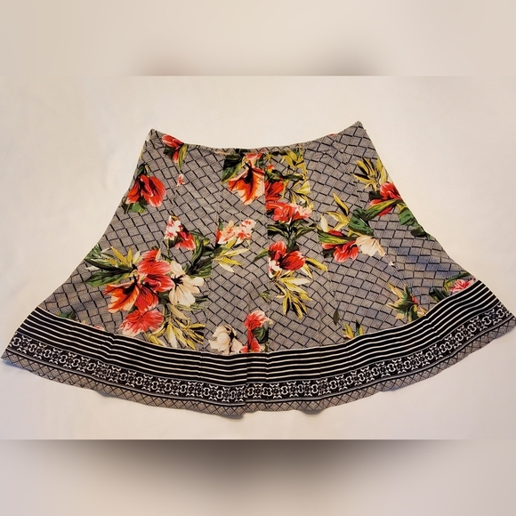 White House Black Market Multicolored Red Floral Skater A-line Mini Skirt Size 4 - Picture 2 of 10